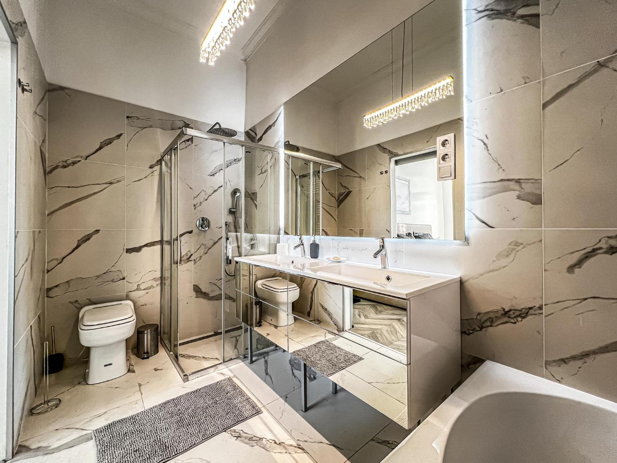 Апартаменти Luxury Downtown Dreams *