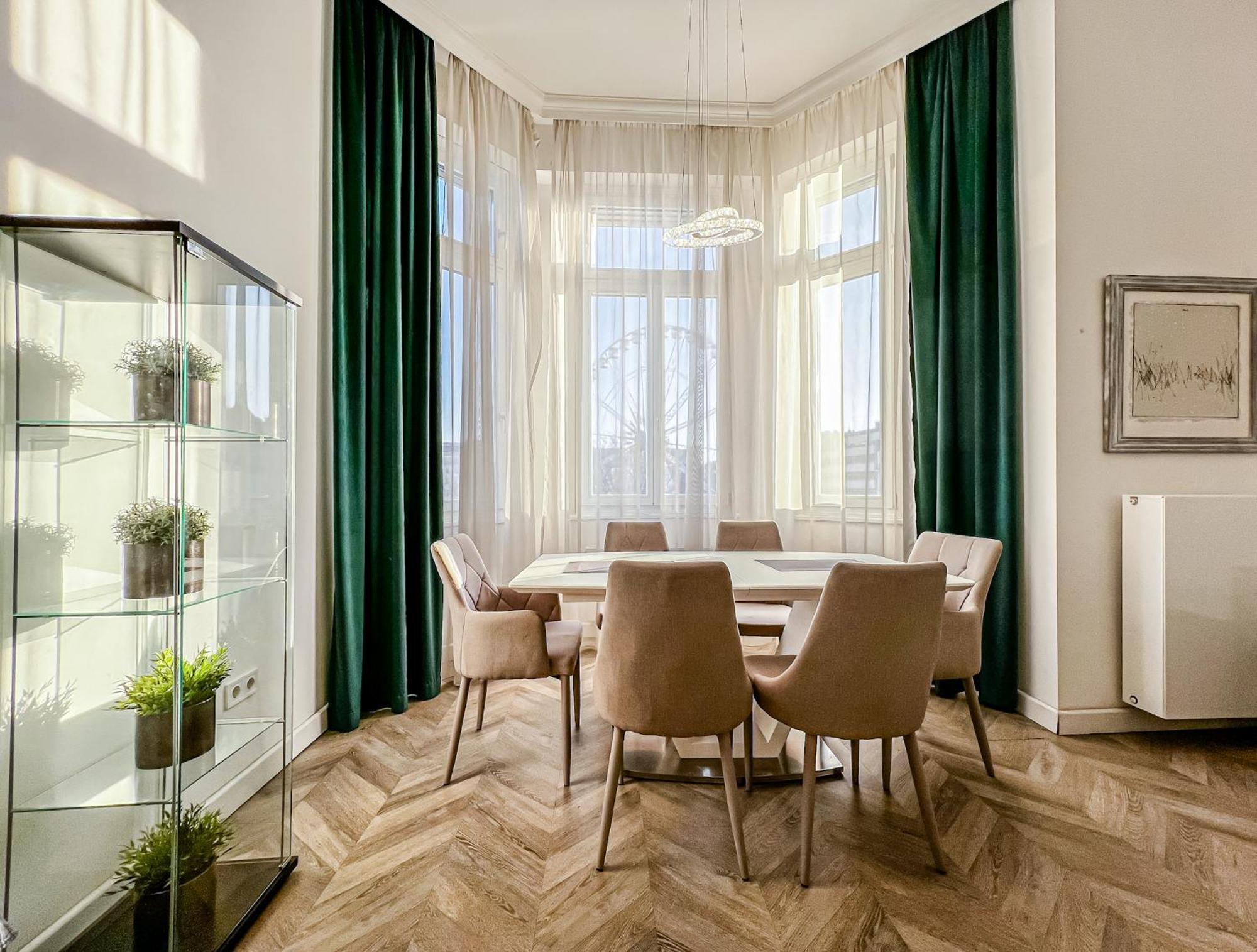 Апартаменти Luxury Downtown Dreams